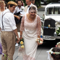 Feines klassisches Brautkleid - Vorschaubild 4